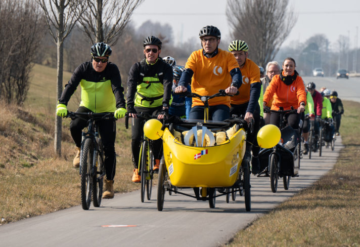 Borgmester for Høje-Taastrup Michael Ziegler anfører cykelkaravanen på den gule Tour de France ladvogn
