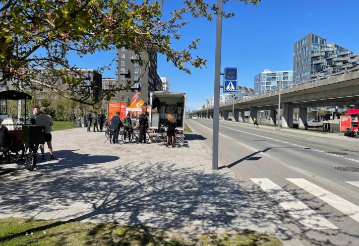 Billede af fem personer, der står ved siden af Ørestadsruten. De står alle med deres cykler, der er ved at blive tjekket